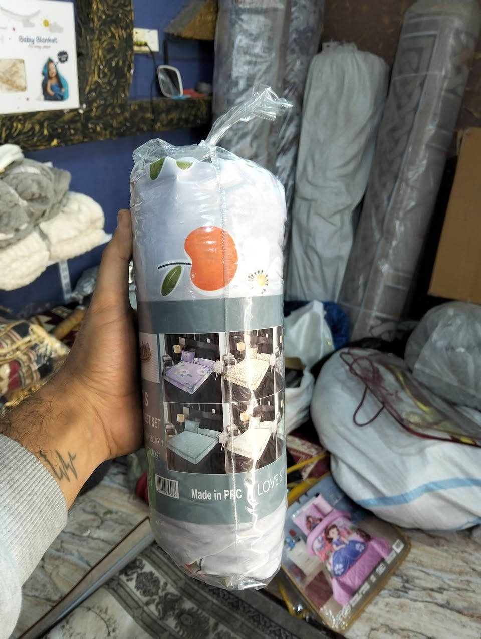 تلبيسة نفرين مع وجوه مخاد 2 قطني درجة اولى 
السعر 7000 فقط 
العنوان التحرير دور الجاهزة مقابيل محل كرزات حمودي يوجد توصيل ***********
