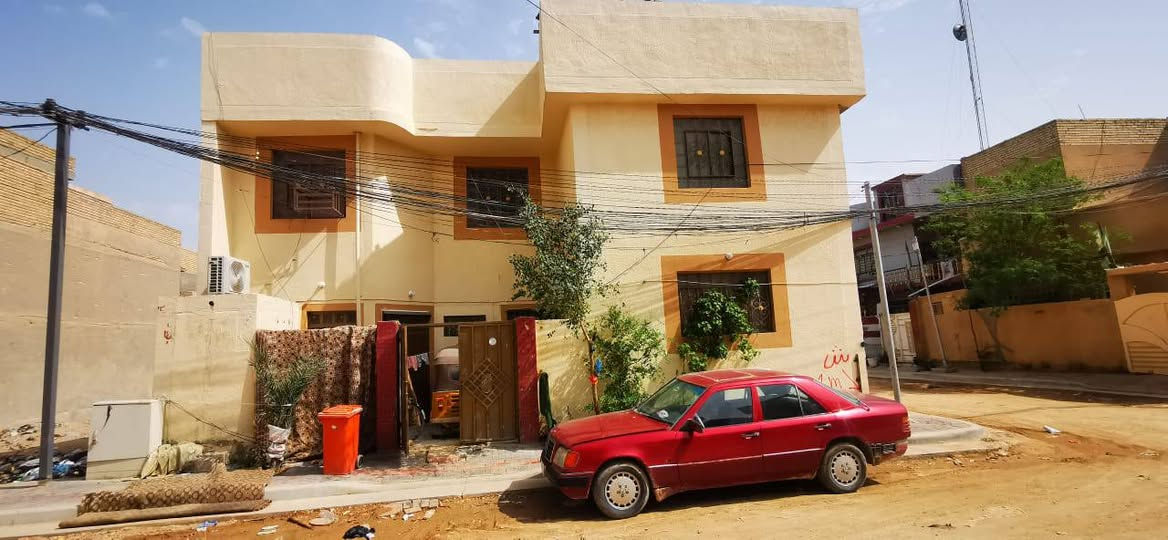 سلام عليكم
بيت  بالرساله طابقين يتكون من ثلاثة غرف نوم مع إستقبال مع مطبخ رقم العقار ٢٦١٥٠ ركن على شارعين ستفسار ***********
