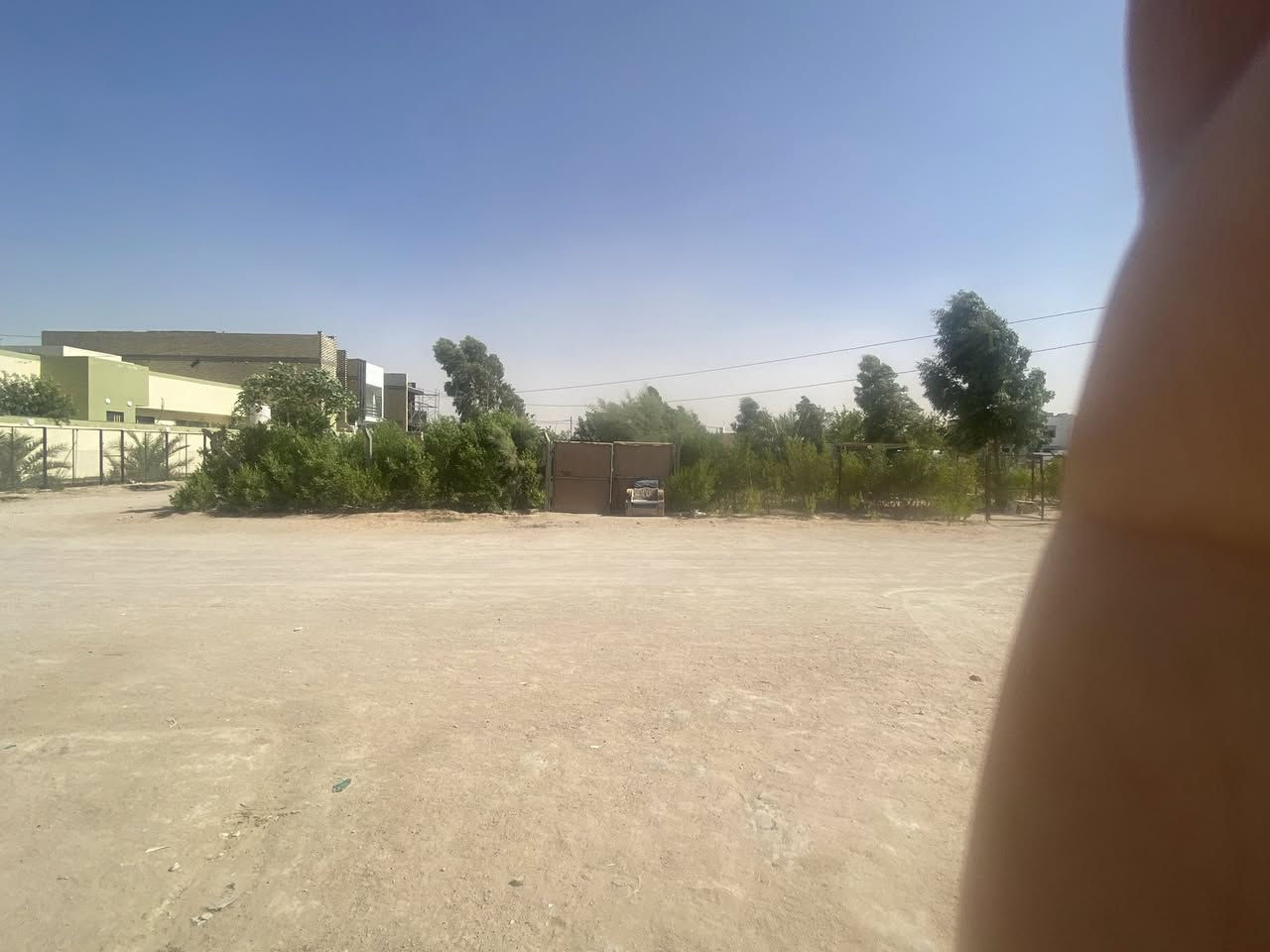 دار سكنية مميزة للبيع - موقع استراتيجي وتجاري ✨
📍 الموقع العام: النجف الأشرف، يربط بين شارع المجمعات وشارع جامعة الكفيل، قريب جداً من شارع المجمعات (حوالي 40 متر فقط).
🔍 تفاصيل ومواصفات الدار:
 المساحة: 200 متر مربع.
 السند: طابو ملك صرف ).
 الشارع الأمامي: يقع على شارع 20 متر تجاري.
 المداخل:
 المدخل الأول: من جهة حسينية الإمام علي (عليه السلام).
 المدخل الثاني: من جهة شارع 60 متر التجاري الرئيسي.
🌳 الميزات الإضافية:
 حديقة خارجية مستقلة: مسيجة بالكامل ومزروعة بأجود أنواع الأشجار (أشجار النخيل، العنب، ومجموعة متنوعة من الأشجار الأخرى) مما يضفي إطلالة خضراء مميزة وهادئة للمكان.
 موقع حيوي: ممتاز للسكن أو الاستثمار نظراً لقربه من الخدمات والشوارع التجارية الرئيسية.
📸 تجدون صور تفاصيل الدار من الداخل والخارج، والحديقة، وإطلالة الشارع مرفقة في المنشور (كما يظهر في image_11.png وحتى image_20.png).
📞 للاستفسار والتواصل:
للمزيد من المعلومات أو لتنسيق موعد للمعاينة، يرجى التواصل عبر الاتصال المباشر أو مراسلتنا على تطبيق الواتساب:***********
