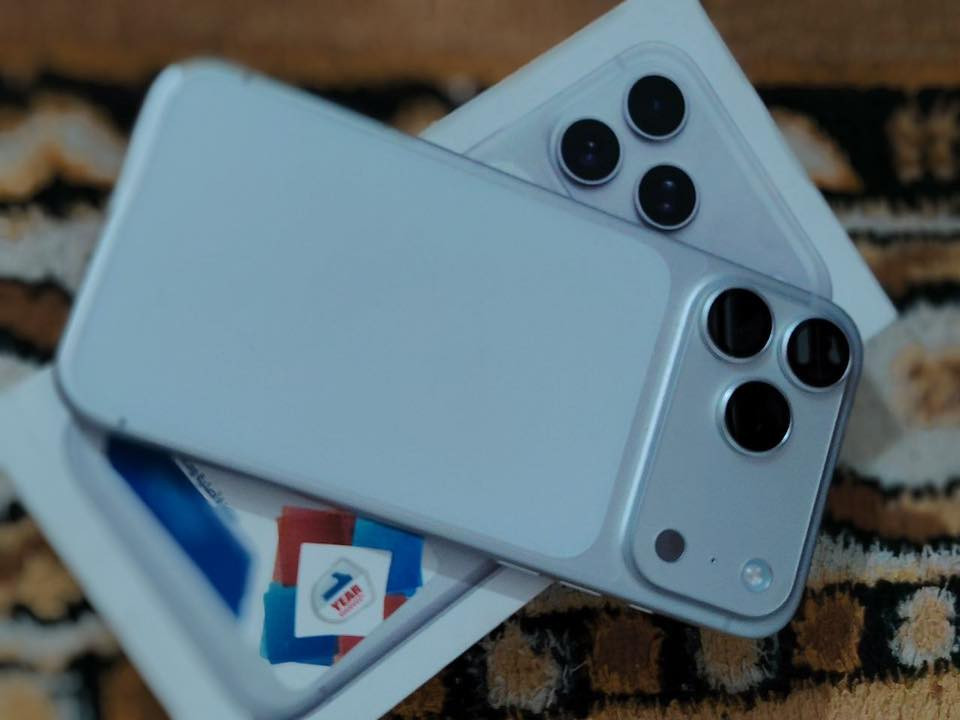 صار شهر مفتوح جديد ذاكره 256 eism شريحه الكترونيه استخدام بالبيت فقط كامل لاصق حمايه ولاصق عدسات جديده وكفرات شركه اصليه 1850 قفل بدون عمله 
***********
