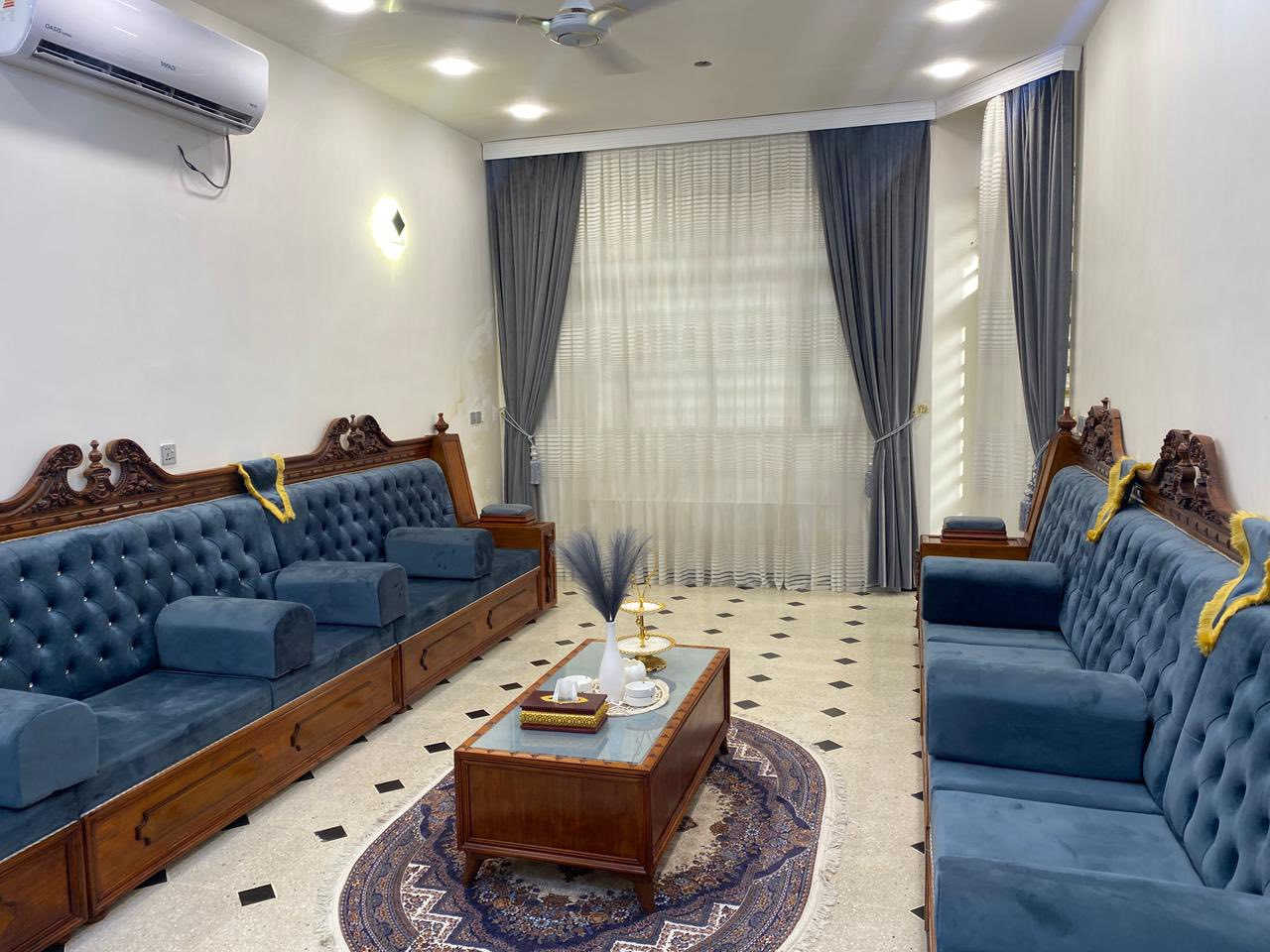 السلام عليكم شباب بيت للبيع المساحة 300 متر 180بناء 120 حديقة  طابو زراعي قرار 25 البيت. مع الاثاث منطقة الكرغولية جسر ديالى الجديد الاتصال ***********
