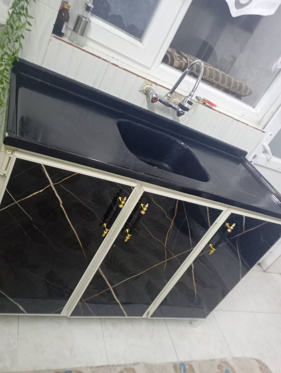 سلام عليكم كاونتر جديد 3مترات السنك مترين السعر 300للتواصل ***********
