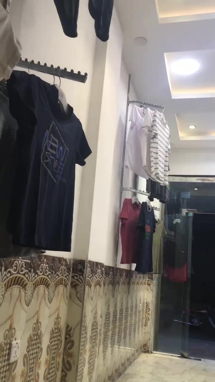 للبيع ملابس ول ستاندات وتعاليك بسعر مناسب ***********
