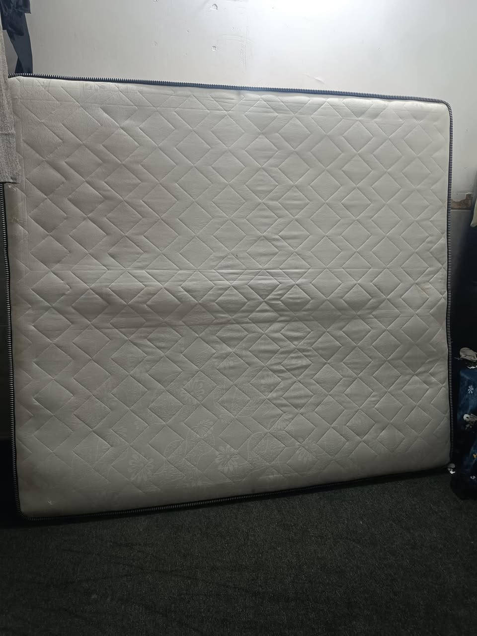 دوشك قياس 200ب180
نضيف مافي اى عيب 
موجود بكسنزان سعر 50الف في مجال بسيط 
***********
