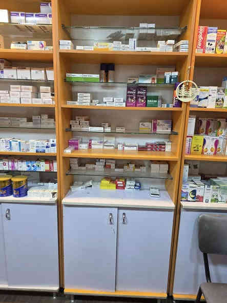 للبيع ميز عارضة مواد صيدلية مع ٨ دواليب صيدلية او  كوزمتك
للتواصل *********** واتس
