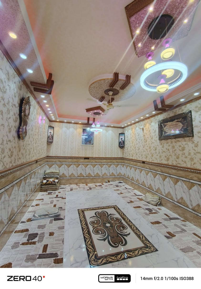 دار للبيع 
حي الحسن العسكري (دوانم لازم) مقابل اسالة الماء بوجه الفرع المساحة (٢٦١) العرض (١٠.٩٠) النزال (٢٤) طابق ونص يحتوي ع ثلاثه غرف كل غرفه عرضها (٤×٥.١٠) م  واستقبال (٧×٤)م ومطبخ (٦×٤)م صاله ( ٦×٧) م حمامات عدد ٣ صاله فوك (٣×٢.٥ ) م موقته 
ساحه تكفي للسيارتين خدمات متكامله ماء مجاري كهرباء فقط تبليط 
الاستفسار والاتصال ع الرقم التالي 
*********** 
كرار
