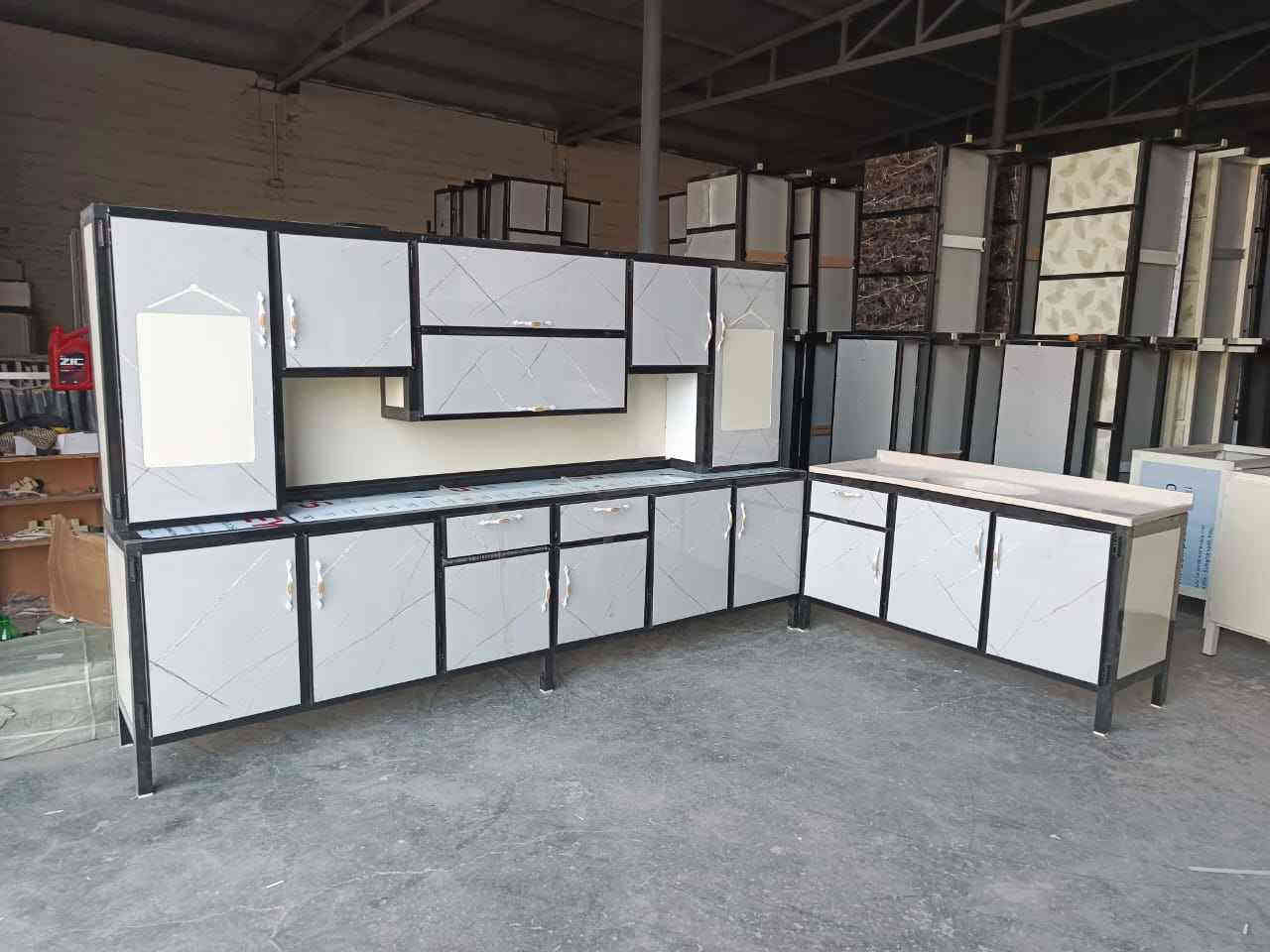 🟤 كاونتر أنيق وعصري لتكملة مطبخك!
📍 تصميم جميل 

✨ تصميم حديثة الالوان مميزه 

#كاونتر_مطبخ #تصميم_مطبخ #كاونترات_ألمنيوم #مطابخ_عصرية❤️للحجز والاستفسار 
*********** Colombo
