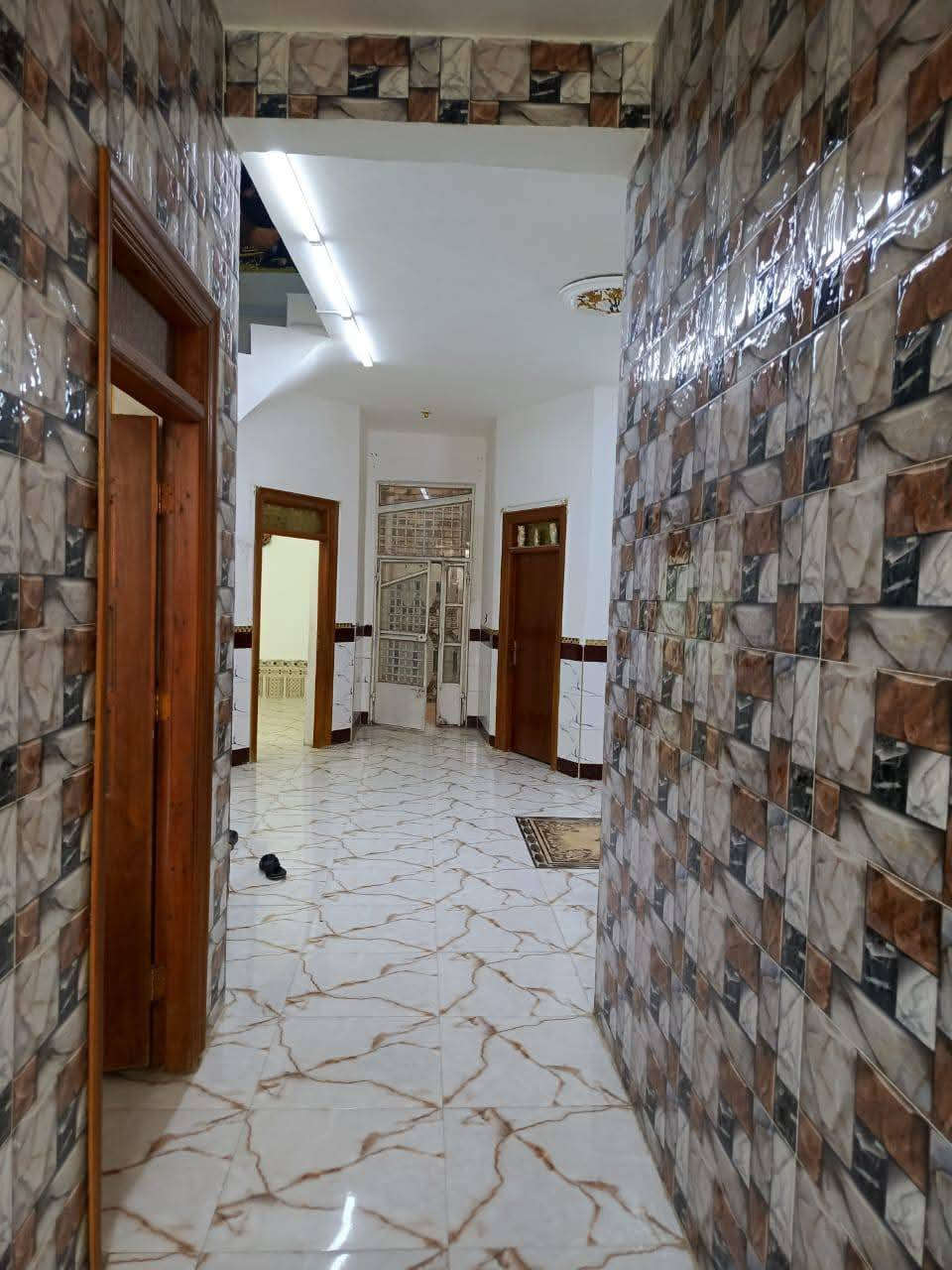 #فرصة_مميزه_للبيع 🏡 

 – منزل حديث في حي الباقر
📍 الموقع: حي الباقر
📐 المساحة: 200 متر مربع
🏗️ سنة البناء: 2022
✨ تفاصيل المنزل:
طابقين بتصميم مريح وحديث
4 غرف نوم
صالتين (في الطابق الأول والثاني)
استقبال عدد 2 (في الطابق الأول والثاني)
مطبخين (واحد بكل طابق)
3 حمامات (داخلي وخارجي + حمام في الطابق الثاني)
درج داخلي وخارجي
🌿 مميزات إضافية:
طارمة وحديقة جميلة
مناور عدد 2 للإنارة والتهوية الطبيعية
موقع هادئ ومناسب للعائلة
💰 مطلوب اسكان 54 مليون

📞 للاستفسار ***********

#مكتب_الأمين_للعقار
