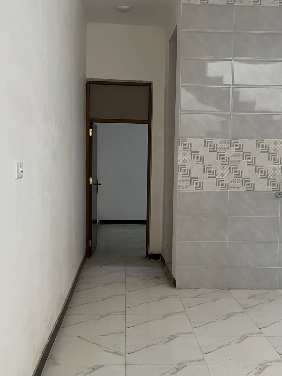 السلام عليكم ،،
#دار سكن طابو زراعي للبيع 

الموقع/ باب الحارة الزراعي 

مساحة الدار / ١٠٠ متر الوجه ٥ متر والنزال ٢٠ متر 

#بناء حديث (طابوك)  طابق واحد استقبال وصالة  

وغرفة نوم وصحيات وبيتونه ،،،

السعر/ ٥٥ مليون وبي مجال 

#الدار فارغ جاهز للسكن ،،

للاستفسار اكثر الاتصال على الأرقام التالية 

📞***********📞***********
