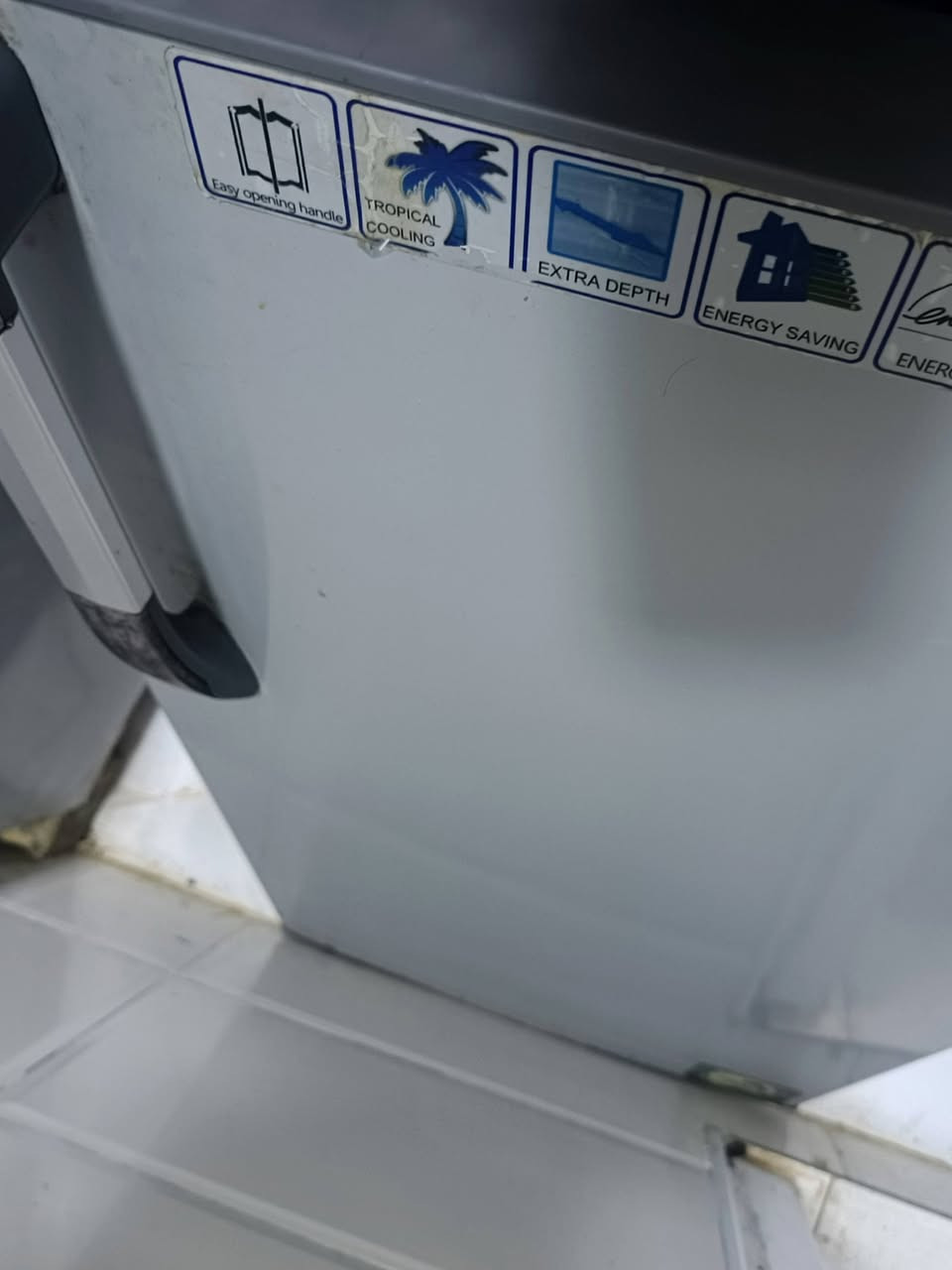 ثلاجة للبيع فريزها قوي، فقط الباب الجوة مخلوع، سعرها 100، للتواصل ***********
