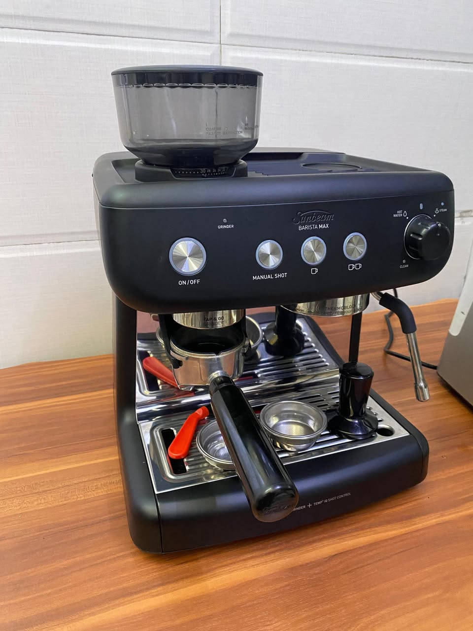 ☕ لا تبحث عن قهوة جيدة... اصنعها بنفسك.
ماكنة قهوه من عائلة البريفل 
Sunbeam Barista Max  ليست مجرد ماكينة  إسبريسو، بل تجربة احترافية تمنحك تحكمًا كاملًا بكل كوب. من طحن البن الطازج إلى استخلاص غني وكريما كثيفة ورغوة حليب مثالية، كل تفصيل فيها صُمم لعشاق القهوة الحقيقيين.

✨ أداء احترافي
✨ مطحنة مدمجة عالية الدقة
✨ استخلاص متوازن في كل مرة
✨ تبخير قوي لتحضير اللاتيه والكابتشينو بجودة المقاهي
✨ بورتافلتر احترافي بحجم 58 مم يمنحك ثباتًا أفضل في الاستخلاص وأداءً أقرب لمكائن المقاهي

اجعل ركن قهوتك يتحدث عن ذوقك... واستمتع بكوب يستحق كل رشفة.

📩 متوفرة الآن لدينا. راسلنا لمعرفة كافة التفاصيل. ☕🤎


**إذا كنت صاحب هذا الإعلان وتريد حذفه لأي سبب، رجاءا أرسل رسالة إلى الدعم الفني**