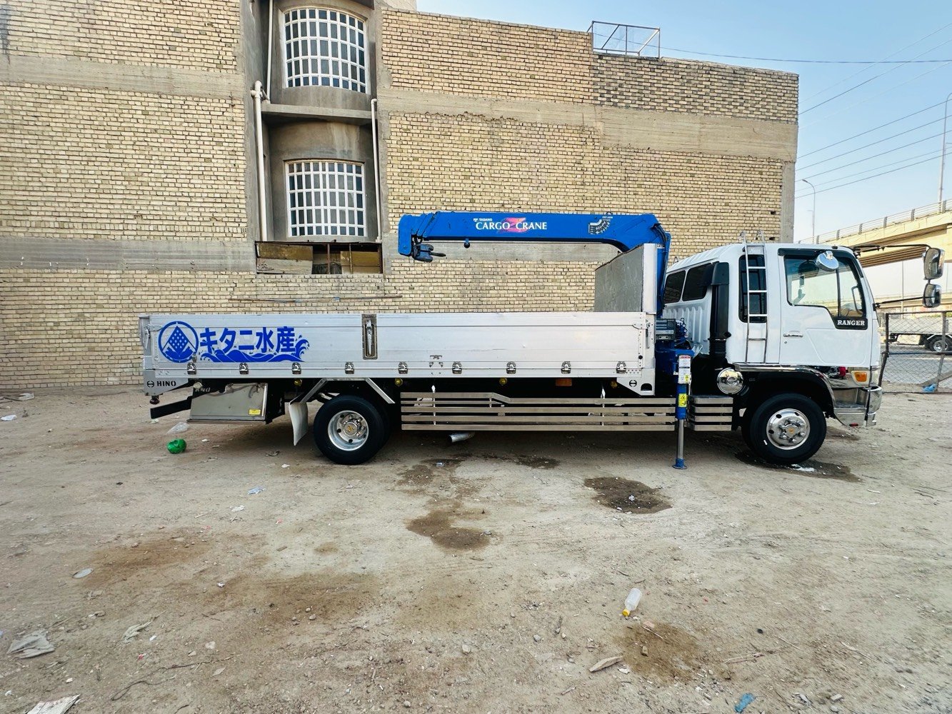 السلام عليكم 🫡 
شباب هينو أنكر للبيع 
محرك ٨٠ خطين فول عادي كرين كاركو 3 سلايت عدل 
طول بدي 5,85 صافي 
للاستفسار :***********