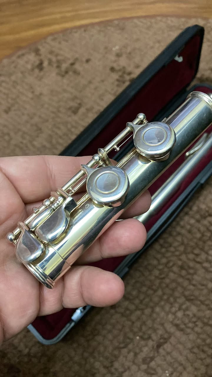 آلة موسيقية فضة عالية يابانية  الوزن ٤١٦ غرام  اعلى سعر  ابيع مكاني بغداد حي دراغ ***********
