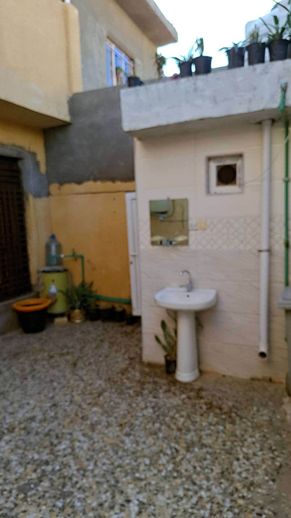 عندي بيت للبيع في منطقة هادئة ومريحة. المساحة منظمة والتصميم جميل ويتميز بمدخل جميل وباب خارجي رائع. يحتوي البيت على غرفة نوم مفروشة بشكل أنيق، ومطبخ عملي جاهز للاستخدام، وصالة واسعة مناسبة للاستخدامات المتعددة. الأرضية مغطاة بالكاربت التقليدي الذي يضفي جوًا دافئًا على الغرف. عندك ساحة خارجية متاحة للاستخدام مع نباتات موزعة بشكل جميل.