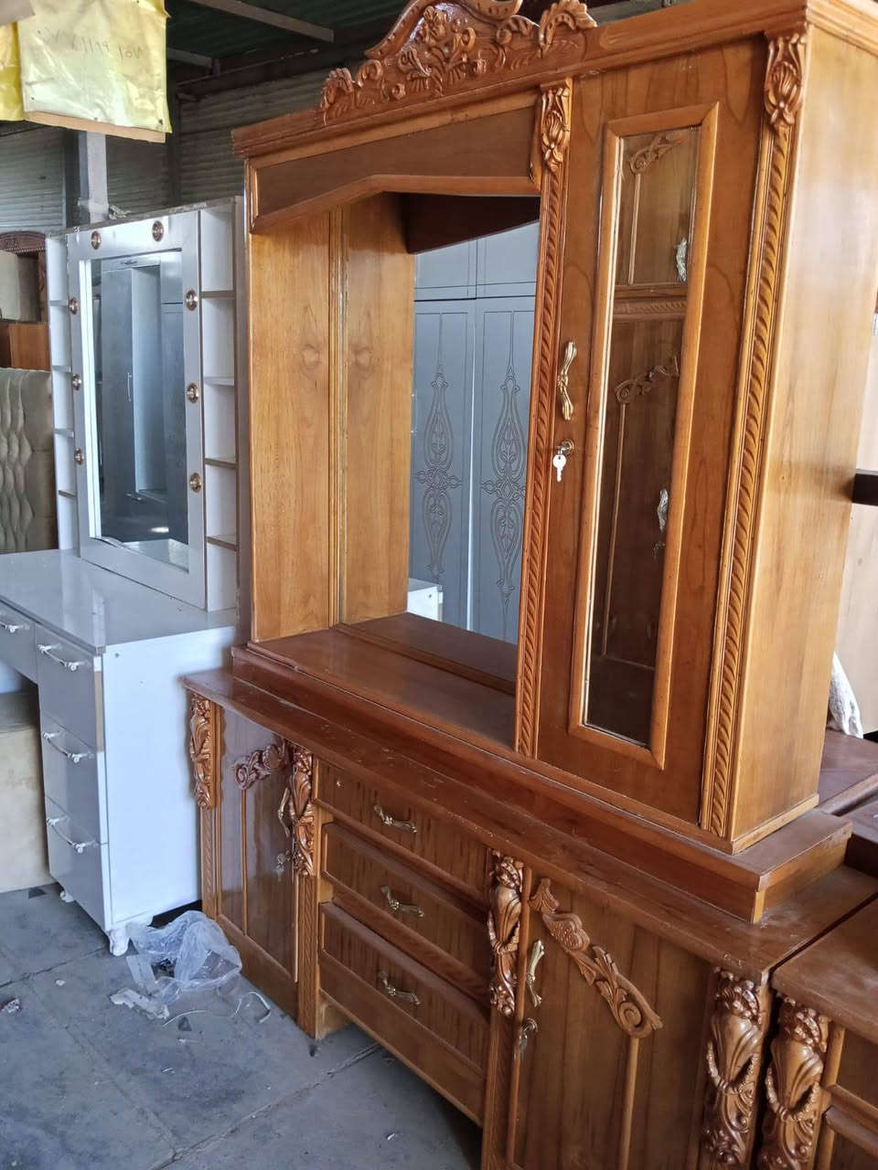 السلام عليكم غرفه تسكام ثقيل داخل خارج صاج مسرح شغل زان حديث العنوان حي العسكري للستفسار *********** نشتري جميع انواع الغرف المستخدمه والكناتير
