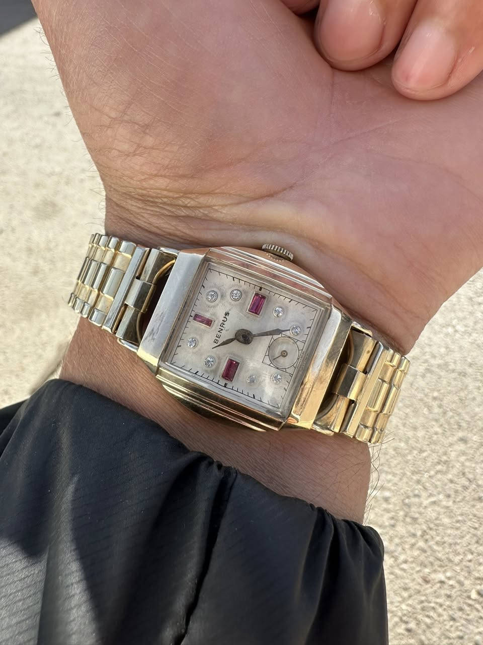 السلام عليكم ساعة بنروس ماس وياقوت  رجالي ١٩٥٠ كوك مميزة تغليف ذهب عيار 10
قطر ٣٠في ٣٥ قطر الخمسينات الناعم الساعة جديدة. بدون ملاحضات

***********
