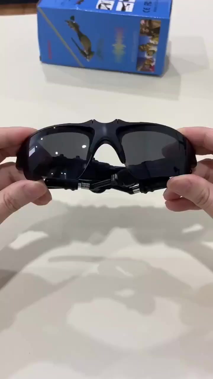 الاستخدامات
مثالية لممارسة الرياضات الخارجية مثل: الجري، ركوب الدراجات، التزلج، أو المشي في الطبيعة

ممتازة للأنشطة اليومية مثل القيادة أو التنقل في الأماكن العامة

تدعم الاستماع للموسيقى وإجراء واستقبال المكالمات بدون الحاجة لاستخدام اليدين، مما يجعلها خيارًا عمليًا للسفر والعمل

أنيقة وعصرية، تضيف لمسة تقنية حديثة لإطلالتك

المميزات

سماعتان مدمجتان على جانبي الإطار بتقنية صوت موجه نحو الأذن، توفّر تجربة استماع خاصة وآمنة

ميكروفون مدمج بجودة صوت واضحة لإجراء المكالمات أو الأوامر الصوتية

اتصال بلوتوث سريع ومستقر لربط النظارة بالهاتف الذكي أو أي جهاز متوافق

أزرار تحكم على الإطار لتشغيلإيقاف الموسيقى، الرد على المكالمات، والتحكم بالصوت

عدسات حماية من الأشعة فوق البنفسجية UV400، مثالية للوقاية من أشعة الشمس خلال الأنشطة الخارجية

تصميم مريح وخفيف الوزن للارتداء لفترات طويلة بدون إزعاج

بطارية قابلة لإعادة (لم يتم ذكر سعة البطارية) الشحن عبر كابل USB صغير (Micro USB)

سعر 16


**إذا كنت صاحب هذا الإعلان وتريد حذفه لأي سبب، رجاءا أرسل رسالة إلى الدعم الفني**