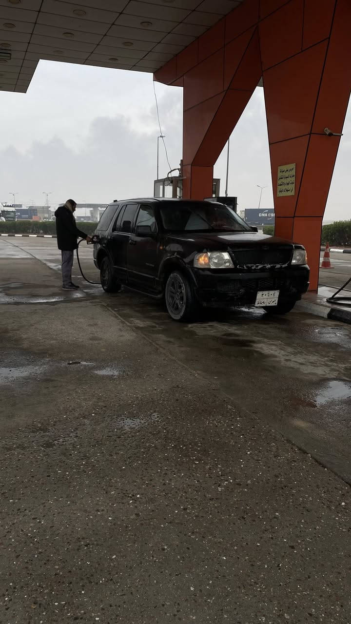 سلام عليكم فورت لبيع ٢٠٠٢سياره حلوه مكينه 8المكان البصره ***********سعر٣٥وبيه مجال الشرايً يتصل
