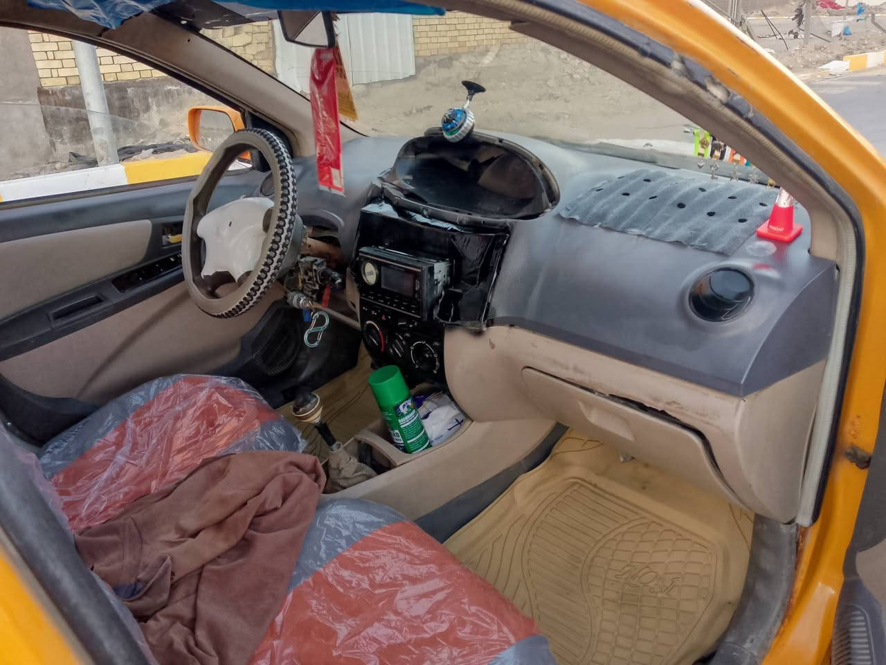 السلام عليكم جلي ام كي موديل 2011 حره مكينه وكير جدد  كورلاه شرط تخم تاير جديد حداديه جديده باتري مشط جديد دواخل مدوشمه جلد كهربائيات شغاله كلها سياره جاهزه السعر 13وبيها مجال مكاني ناصريه مركز الشراي يتصل ***********
