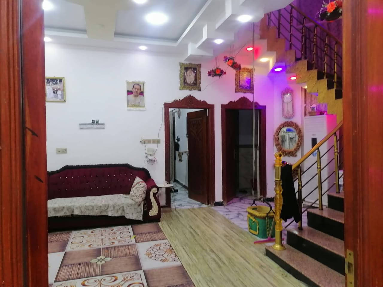 يعلن مكتب عقارات أبو انور فرع الطويسه عن وجود بيت اليجار في الطويسه مساحة 175 متر بناء حديث ثلاث طوابق يحتوي على 4 غرف نوم وصاله وستقبال ومطبخ وصحيات وكراج سعر اليجار مليون و 800 ألف وبيه مجال قريب على الشارع العام مكان راقي ممتاز الستفسار//***********//***********// كما نستقبل جميع عروضكم وطلباتكم التجارية والعقارية المكتب مجاز قانونيا المكتب ماقبيل مطعم الحسون عقارات أبو انور فرع الطويسه
