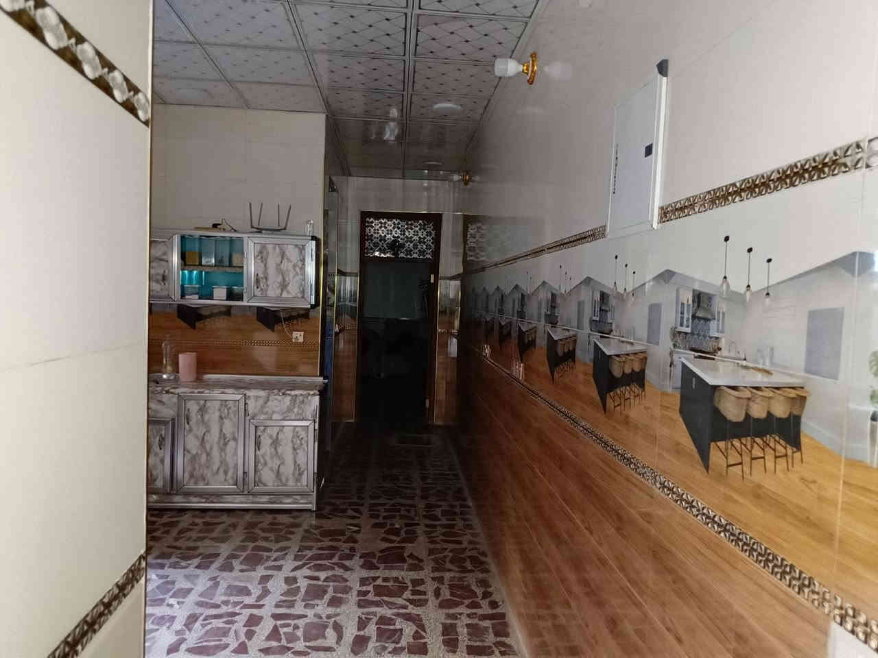 السلام عليكم بيت للبيع في السلاميات 100م طابقين يحتوي على ثلاث غرف نوم واستقبال ومطبخ وحمام فوك وحمام جوه  والبيت امئجره حالين رقم القطعه 286 لاستفسار أكثر الاتصال او واتساب على الرقم ***********
