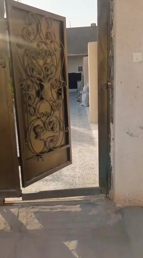 دار للبيـــــــــــــــــــع مساحه 420م
عامود 1211مدخل كربلاء نجف على طريق الزوار 
قرب جامعه العميد بناء حديث تحت البناء 150
والباقي حديقه واجهه 14 نزال تقريبآ 27
الاستفسار ***********
***********
