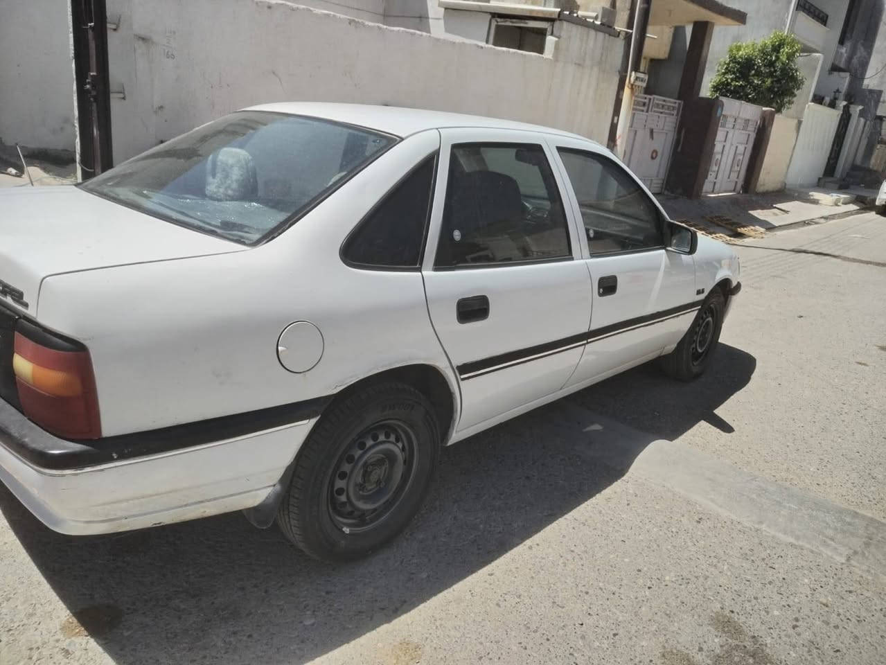 فكترا لون ابيض 
رقم صلاح الدين باسمي دولي 
تايرات تخم جديد قبل سبوعين شديتلها 
صدر جديد كهربائيات فول
سنوية لل 2028.
محرك 18
موديل 91 
بدون ضرر ولا ضربه بلاديه بدون خياس السعر 42 وبيها
 مجال  وذا من طرف ستاذ علي بيها مجالين
اليجي من طرفي يتدلل
للاستفسار الاتصال على رقم صاحب السيارة ***********
وحيا الله الشرايه
