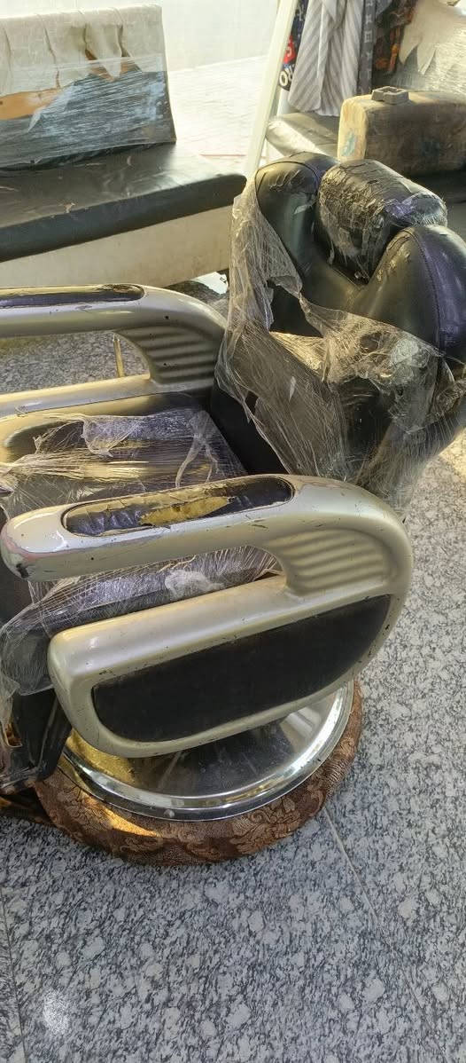 غراض حلاقه يحتوي مع 2 كراسي مع 2 مرايات مع 2 كومديات السعر 250 كربلاء الحر***********
