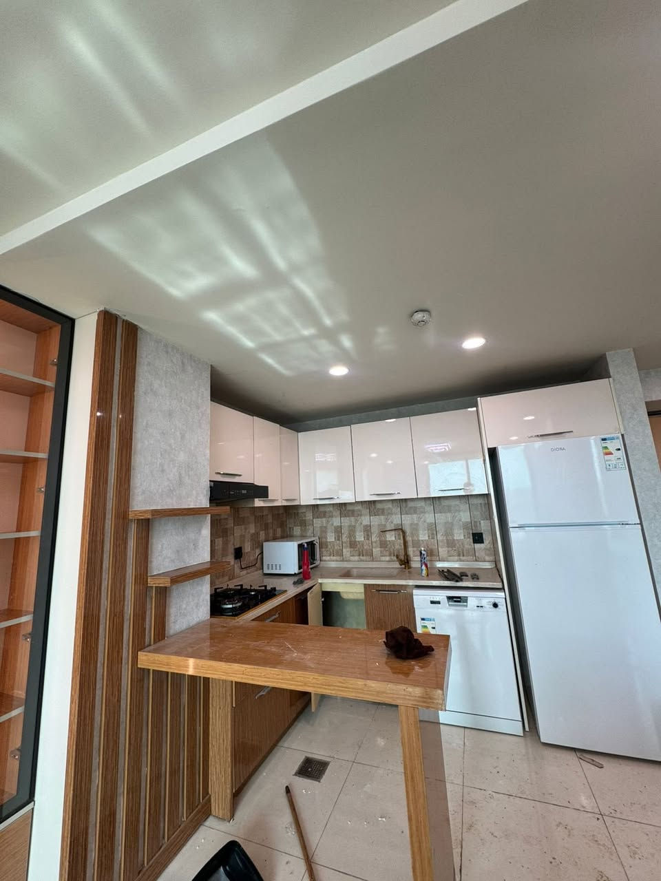 شقه للايجار في اربيل
‏في مجمع سكني لايف تاورز
‏داخل مربع ذهبي
‏شقة متوفرة غرفة وصالة 
‏مؤسسة بالكامل أساس جديد Vip 
‏مساحتها 60 متر 
‏استفسار أكثر على ال WhatsApp 
***********
***********
