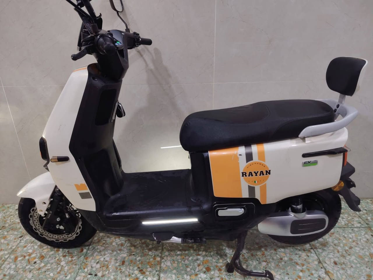 سلام عليكم دراجه ريان ام عيون EV.
6 بطاريات كبار .
تشغل بصمة .
سرعه 80.
نظام 3 نمر .
نظام P.
رجوع لخلف .بيها ABS مع مثبت سرعه .
السعر 750 وبيها مجال لشراي مكاني ابو غريب يم السوك او الكراج .
***********
*********** متوفر واتساب
