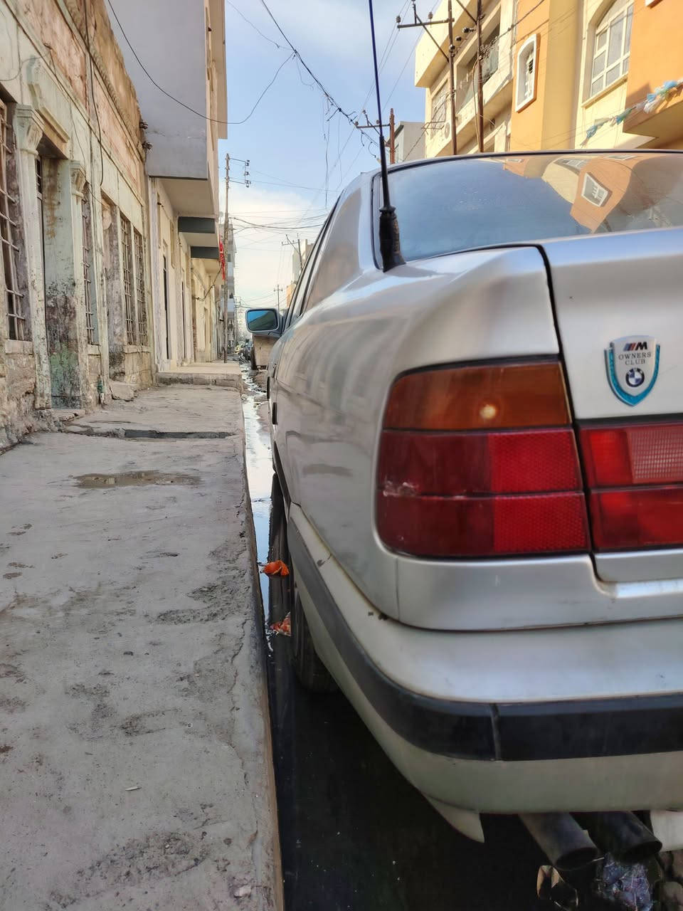 سلام عليكم سيارة بي ام 535 فول محرك فل سته سلندر كير اتو مصبوغه جماليه كاربون موجود طخم جديد داخل جديد جلد اسود تايرات جديد معجون تلقيط مال صبغ سياره جازه ماتصرف عليه كلشي سعر 65 عنوان موصل الأيمن ***********
