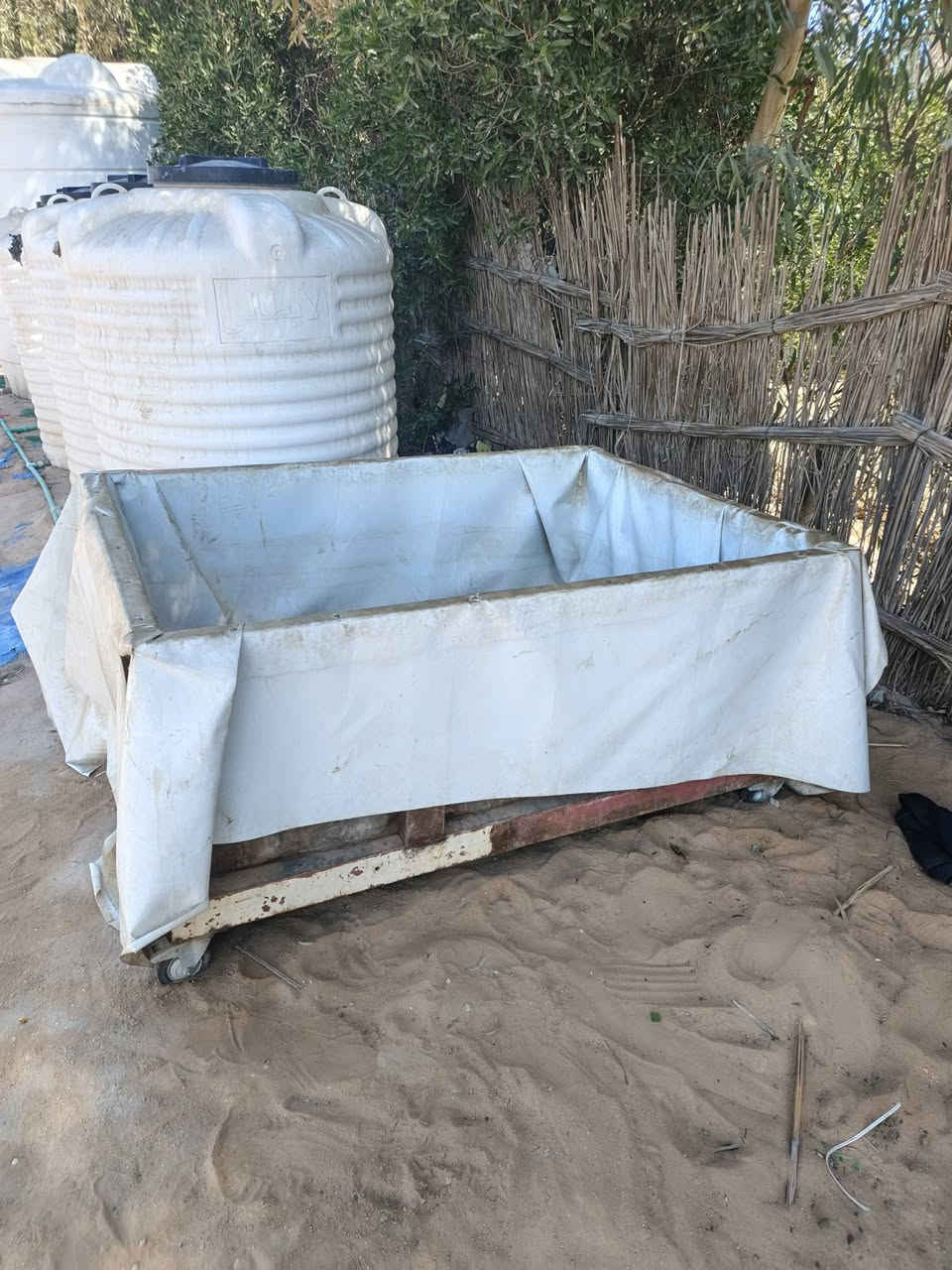 سلام عليكم حوض سمك
طول متر ونص ول عرض متر وربع
ستخدام شهر نايلون اصلي درجه اولى
صاير عليه غالي
سعر 60الف
***********
