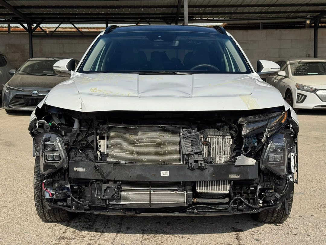 HYUNDAI TUCSON HYBRID 2024
 
📍السيارة موجودة في بغداد للتواصل ***********  

هيونداي توسان هايبرد  2024
المسافة المقطوعه 25200mi
اللون . ابيضّ   
محرك. 1600cc هايبرد 
الموديل 2024

                  ======= الاضافات👇👇 ======

فتحه بانوراما  
شاشة كبيره نفكيشن 
بصمة تشغيل 
بصمة أبواب 
رادار امامي
 مانع تصادم
تحديد مسرب .
نقطة عمياء .
كاميرا خلفيه
كاميرا عداد 5 
كاميرا 360
كراسي جلد .
كراسي كهرباء عداد 2
طارة مدفية .
كراسي مدفية + مبرد 
مثبت سرعة
تحكم ستيرنج
نظام قيادة ذاتية 
تشغيل عن بعد سياره 
شاحن وايرلس
هاند بريك كهربائي
حساسات خلفيه + اماميه 
دفع رباعي 4X4 
باب خلفي كهرباء 
اضويه اماميه زنون LED
كشافات ضبابي LED 
اضويه خلفيه LED
نظام GPS+ خرائط 
ويل 19
3 انظمة قياده Sport /ECO / Normal
كندشن مركزي امامي + خلفي 
تحريك السياره عن طريق بصمه 
بلوتوث 
مدخل AUX + USB

🚗🚗حادث السيارة كما موضح في الصور 🚗🚗. 

📍الآردن الزرقاء المنطقه الحرة شارع 20 شمال 

للتواصل  / عمر الدليمي 00962786166701 علي الكرغولي 00962788505634
