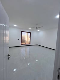 الدار للبيع المساحه 100متر  طابقين وبيتونه   واجهة 6وربع نزال 16 متر  ...