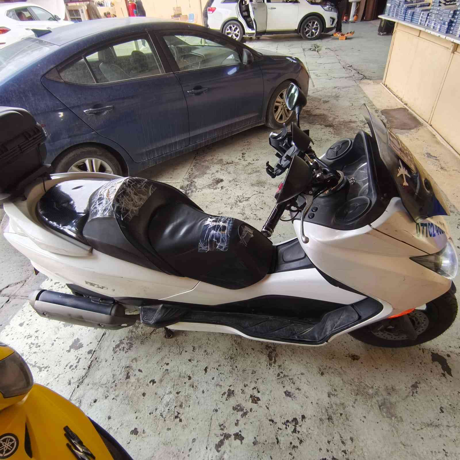 سلام عليكم فورزا 0 10 للبيع مرقم بغداد سنوية بأسمي تحويل ثاني يوم  الدراجة مكينه حلوة ناعمه هزة جديدة ماشية 58 الف  كفرات نضافة 80 % الكشن بي شك وتريشة مكسورة موضحة بل صور وبيها كم مكان يحتاجلها تعديل المكان بغداد الاعظمية سعر 18 اتصال ***********
