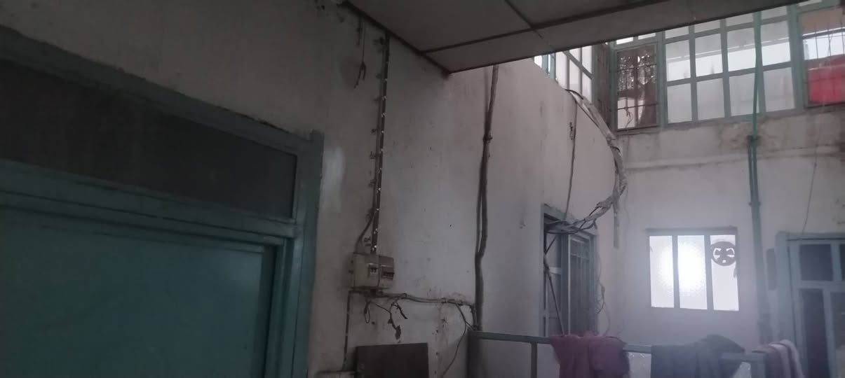 دار في الجديده الأولى خلف شارع المدينه مقابل مدرسة فلسطين سابقا حاليا مدرسه السدير الابتدائية بناء ٢٠١٢ هيكل حديد شيلمان نضام إيراني طابق اول غرفه صاله مطبخ استقبال تخاريج طابق ثاني ثلاث غرف نضام سويت سعر ٢٠٠ دولان وحده عايز درميم فقط يصلح سكن ويصلح مغزن تجرو ***********
