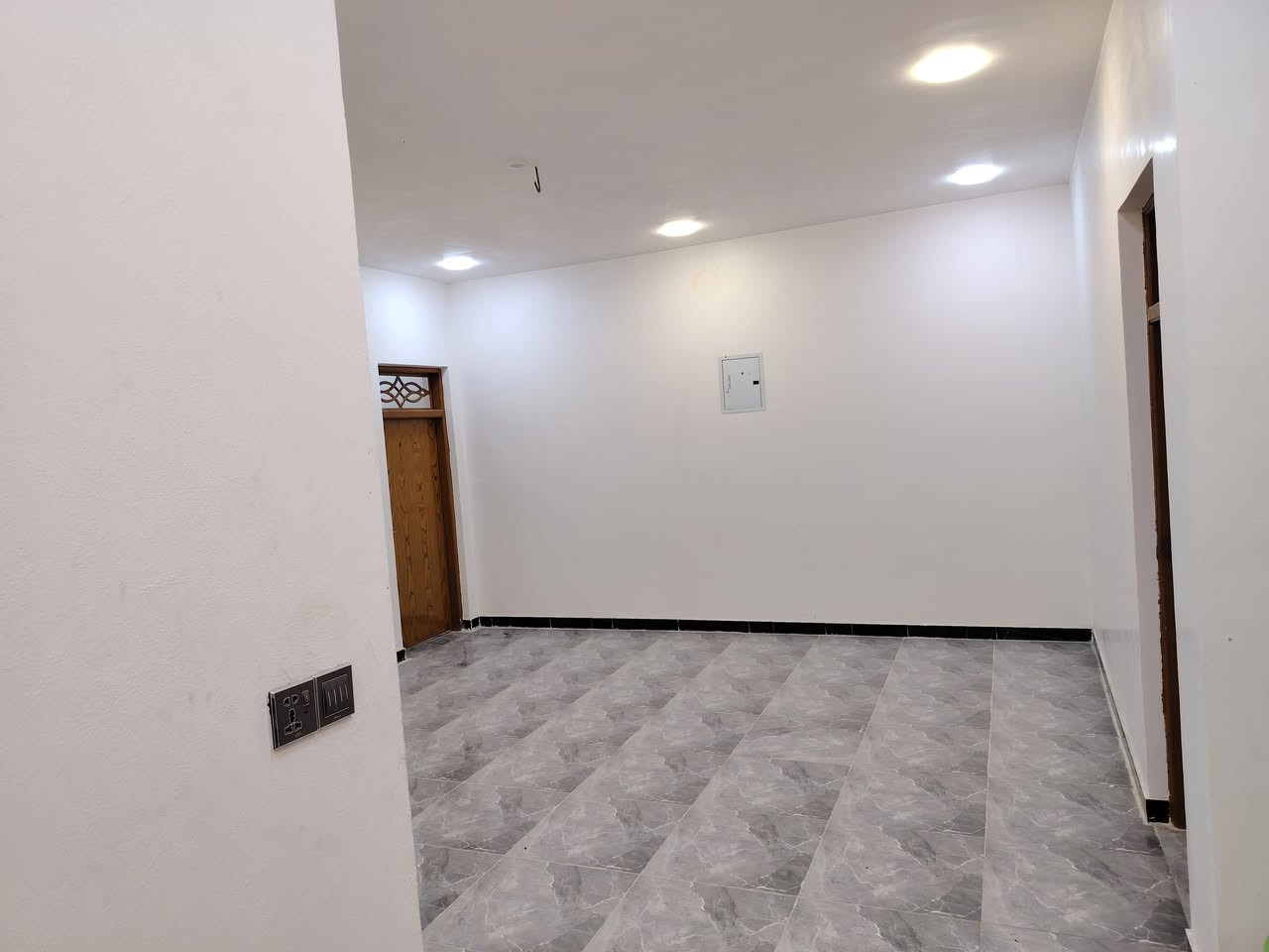 البيت للبيع 📍
مساحه 150متر 
حرف L
يتكون البيت من .... 
عدد الغرف 4
استقبال 
صاله عدد 2
مطبخ 
صحيات عدد 3
اساس البيت صب كونكريت مسلح (رفت)
البيت درجه اولى 
بناء البيت سنه 2024
للاستفسار ***********
او تواصل خاص
