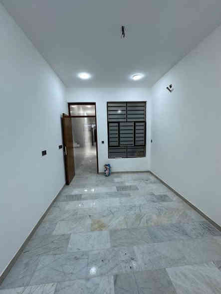 مشتمل76#للبيع واجهه3:50 " بناء حديث ￼2025 "منطقه هادئه وراقيه
يحتوي على ؛$ كراج ‏ واستقبال وحولي مطبخ حار ‏وبارد ومنور و3 غرف نوم و خدمات  طابقين
طابو ملك صرف 
الموقع: مشتمل-‏ ‏ الشعب ‏شارع الاسواق المركزية حي التجار ‏مقابيل كلية الإمام الكاظم￼￼  
____________________________________________
(#مكتب_السوداني_للوساطة_العقارية)
عنوان المكتب بغداد-الشعب - حي التجار- مجاور اعدادية بلقيس للبنات‏- @‏‏ ***********￼ متواجد ماسنجر واتساب
