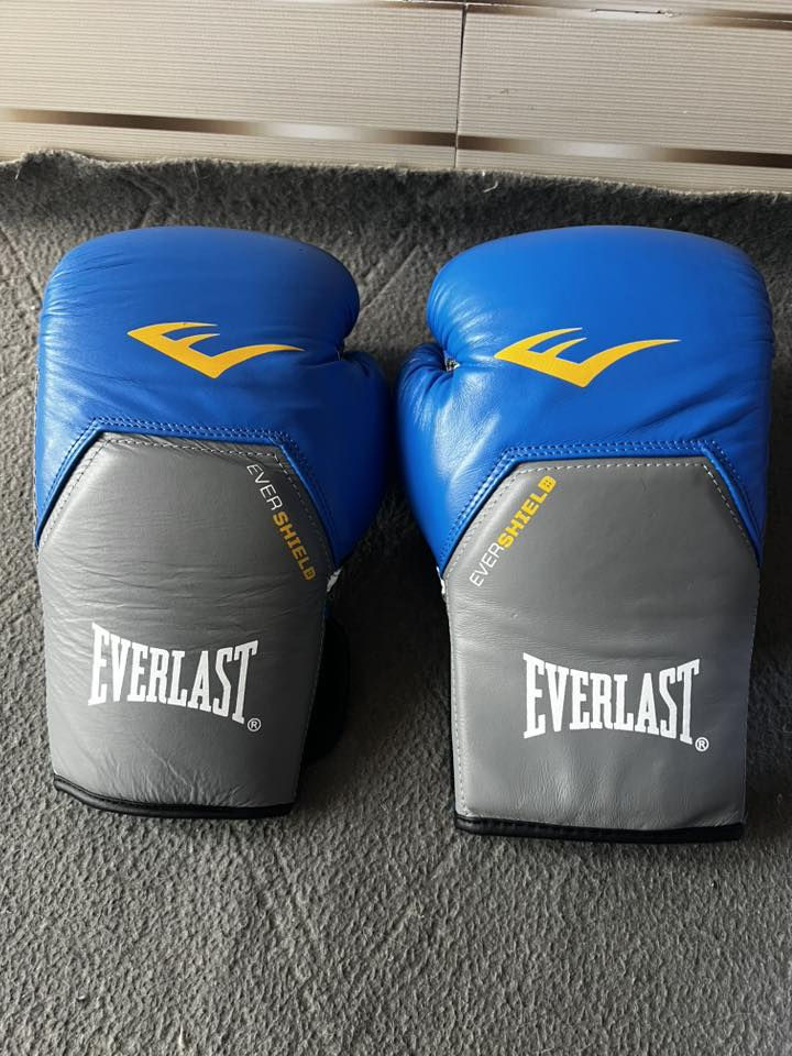 سلام عليكم شباب تجهيزات ملاكمه mma مواي تاي مستعمله قليل للبيع جفوف mmaعلى 10 واقيات رجل على 10واقيه رجل احتراف ب20  جفوف الزركه مطعم برصاصي 30 جفوف ملاكمه زركه 15 باندج 1 سيت ملابس ب10 خاصي موجود رقمي ***********
