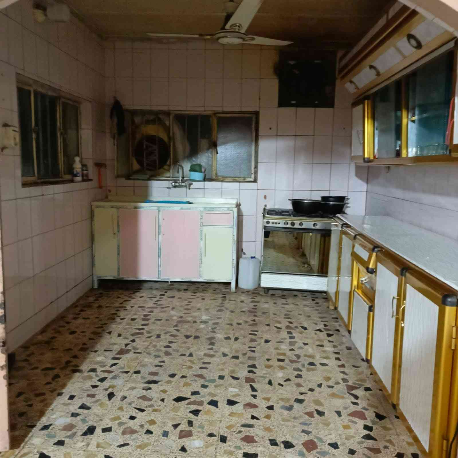 بيت للبيع منطقة المصب العام قرب تقاطع المساحة 350م الواجهه 16م قرب تقاطع الرايه  طابقين الطابق الأول 3غرف واستقبال وصاله كبيره ومطبخ حار وبارد وكراجين و  والطابق الثاني 3غرف واثنين نظام سويت ومخزن و4أسطح وعلى شارعين السعر 720مع مجال 
***********
