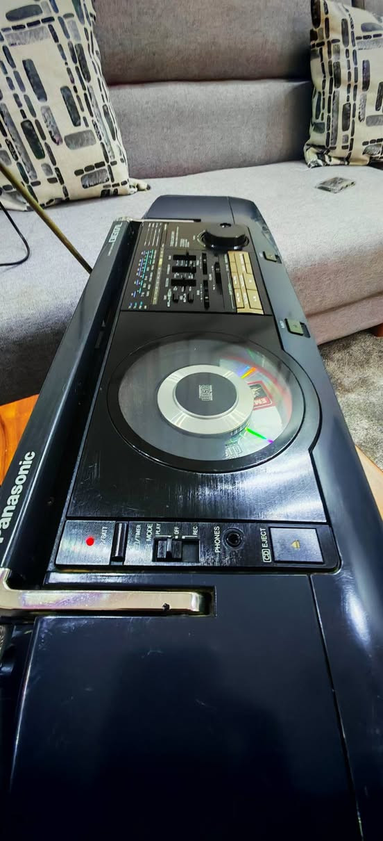 مسجل بانوسونك ياباني اصلي مسجل وراديو وسيدي  نظافة 90 % شغال فقط الراديو والمسجل موضح بالفديو للاستفسار الاتصال على الرقم ***********  خلي سعر وبالعافيه عليك
