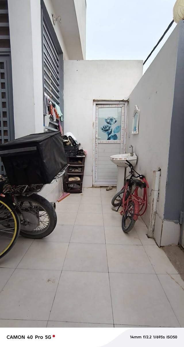 البيت للبيع المساحة100متر
السعر 40وبي مجال 
البناء طابوق نهروان صب كونكريت بناء درجه أولى السطح اوزكام
العنوان شارع الرادار بفرع الحسناوي منطقه حي الحسن 
الرقم ***********
بي غرفتين
