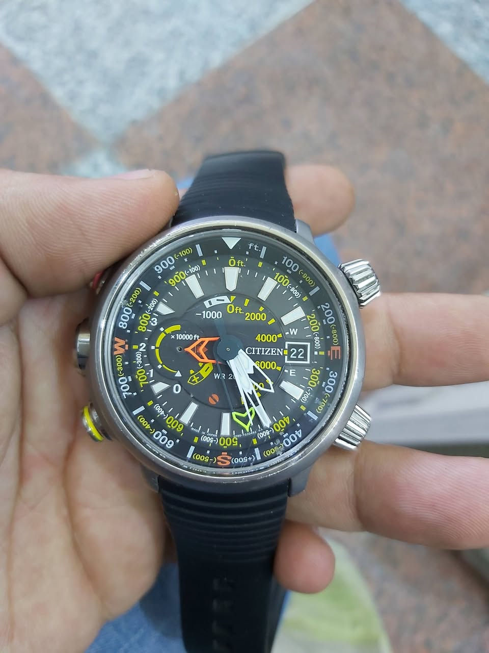 السلام عليكم
ساعه سيتزن اليتكرون برو ياباني اصلي تيتانيوم 
نضافتها فول بيه نقص سنتر واكع 
قطر الساعه 49 ملم
سعر الساعه 400 ألف دينار يوجد توصيل
حركة Eco Drive (شحن ضوئي لا نهائي) مع احتياطي طاقة يصل إلى 11 شهرًا. مؤشر احتياطي الطاقة على المينا. مقياس ارتفاع من -300 متر إلى 10000 متر. بوصلة إلكترونية. علبة من التيتانيوم الفائق، سوار من مطاط Liquiq. مقاومة للماء حتى 20 بار. الوظائف: مقياس ارتفاع من -300 متر إلى 10000 متر. بوصلة إلكترونية. الميزات: علبة من التيتانيوم الفائق، سوار من مطاط Liquiq. مقاومة للماء حتى 20 بار. الأبعاد: قطر العلبة: 49.5 مم. ساعة Citizen BN4021-02E للرجال. الحركة: كوارتز. العرض: تناظري. الميزات: متعددة الوظائف. مقاومة للماء حتى 10 ضغط جوي. مادة العلبة: تيتانيوم. لون العلبة: أسود. لون المينا: أسود. نوع السوار: سيليكون. لون السوار: أسود. عرض العلبة: 50 مم. عمق العلبة: 16 مم. الوزن: 100 غرام. الجنس: رجالي.


**إذا كنت صاحب هذا الإعلان وتريد حذفه لأي سبب، رجاءا أرسل رسالة إلى الدعم الفني**
