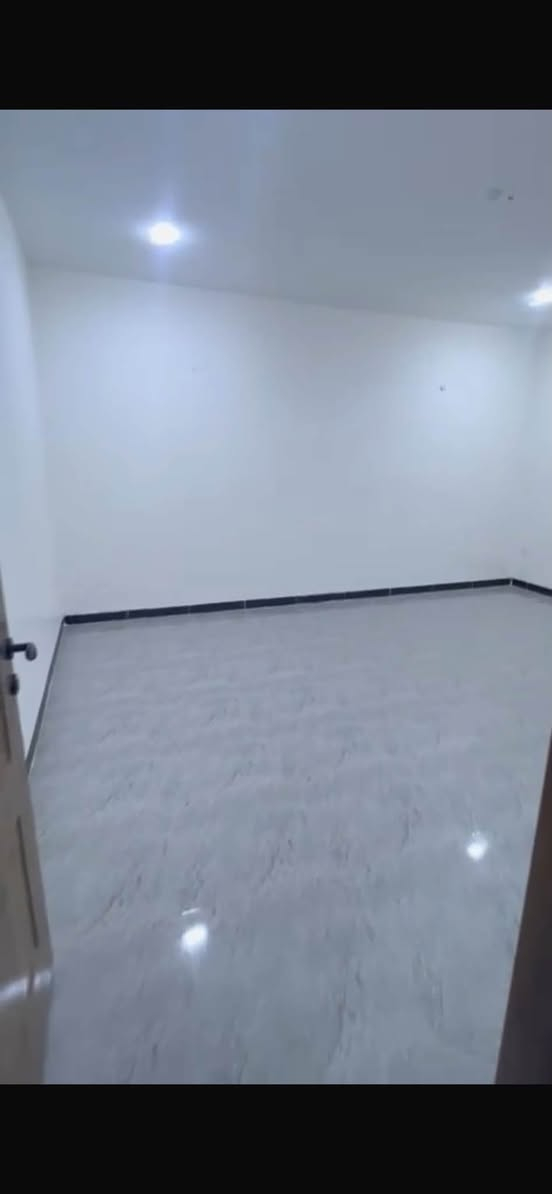 شقه زيرو مساحتهه ١٧٠ متر للايجار في يرموك الداخليه تفاصيل طابق ثاني تحتوي على ٣ غرف كبار وصاله واسعه ومطبخ وحمام وبالكون سعر الايجار مليون  للاستفسار ***********
