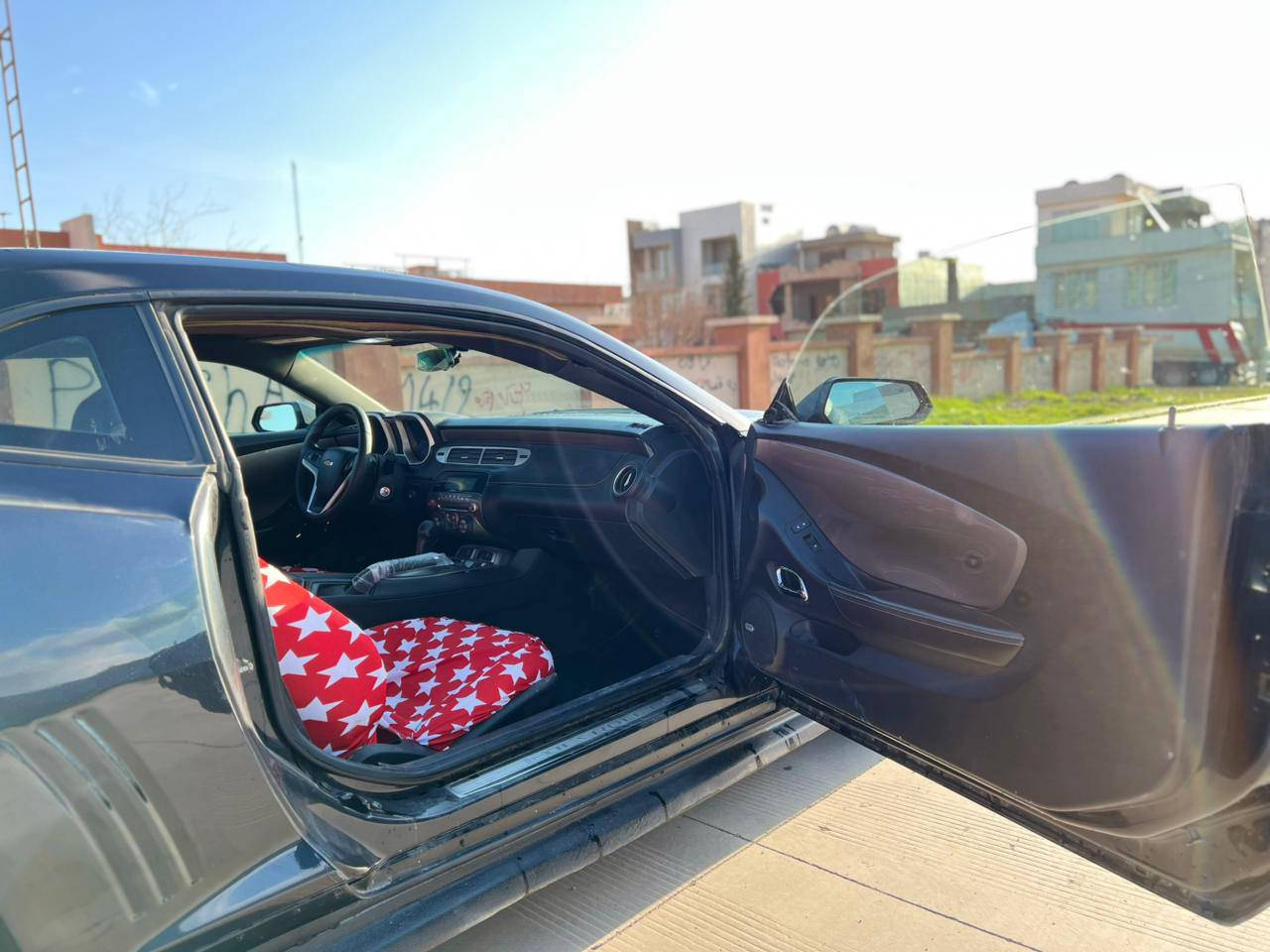 بە ناوی خوا
شیڤرۆلێت کامارۆ
2014
ڕەنگی نیلی
شەش پستۆنی دۆستی گیرفان و موتعە و بێ موشکیلەیی
مەنەفێستە
سەیارەیەکی تا بڵێی جوان و کەشخە و گەنجانەیە
بە شەرتی موس و بڕاوە و هەموو کەفالەتێکی مەدەنی ئەکەم
***********
چوار تایەی لۆکی لە ژێرایە
نرخی 56 گەڵا و مامەڵەیەکی برایانە 
پارەی شاهینەیەکی بڕاوە نیە 
لە سلێمانیم ، 
موشتەری نیت ڕەحمەتت لێ بێ نە سەری خۆ و بێشێنە نە من السليمانية, العراق
