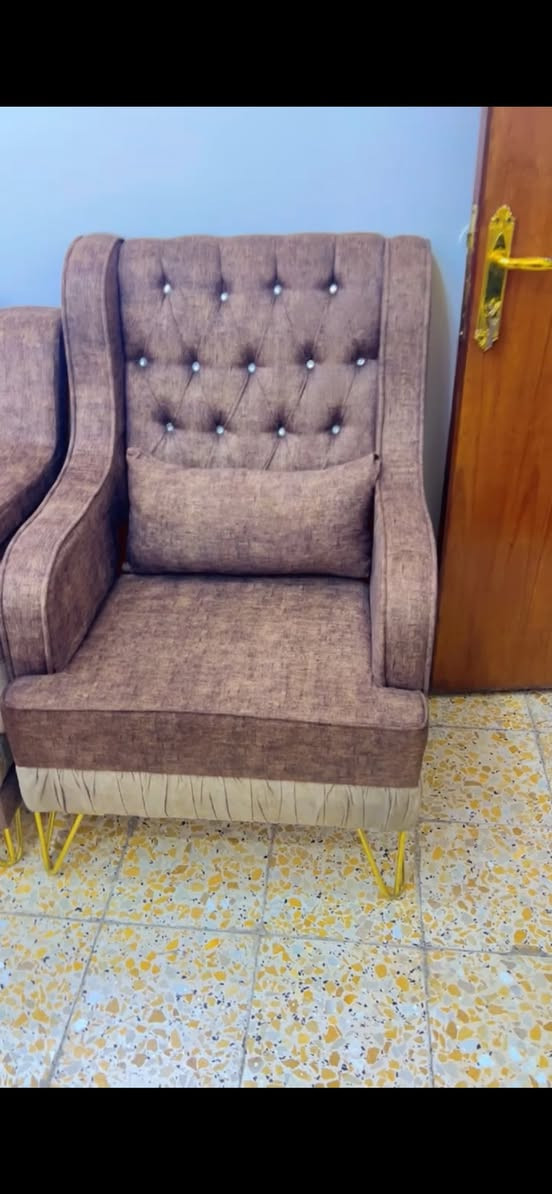 تخم 10مقاعد تركي نضيف جدا ما بي اي ضرر 
للبيع العنوان بغداد البلديات 
***********
