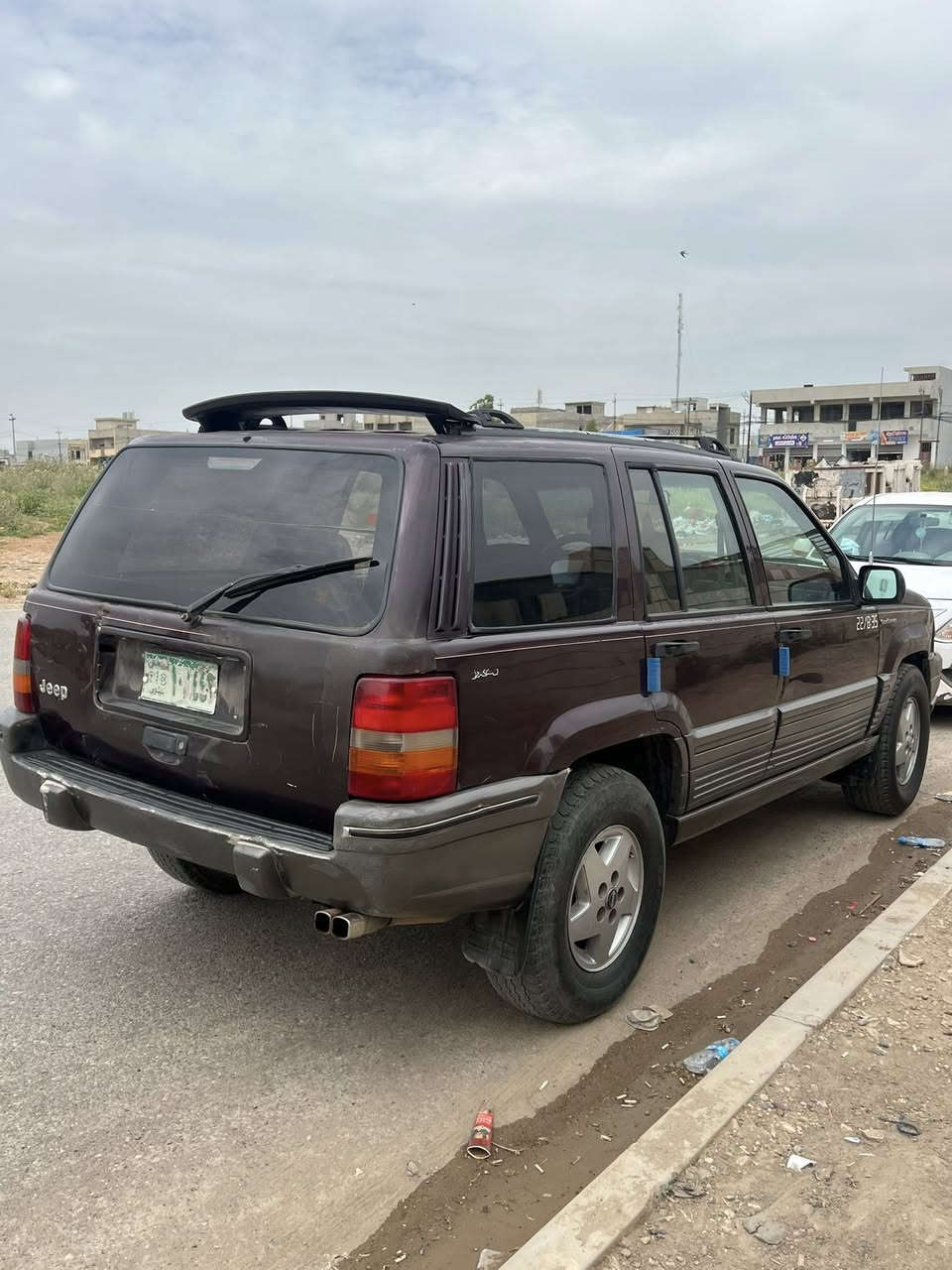 السلام عليكم للبيع او مراوس جيب شيروكي 
موديل 1994 
بدون صبغ 
كشنات كهرب سياره جاهزه 
كير محرك كهربائيات كلها شرط 
محرك 6 سلندر كير توماتيك 
شرط التحويل صاحبها بل موصل 
سنويه ضايعة بيها كتاب فقدان 
سعرها 38 ورقة 
مكاني موصل 
***********
