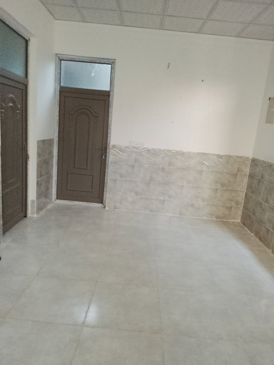 السلام عليكم ورحمه الله وبركاته بيت للايجار بناءحديث البيت طابقين موقعه الرحمه قرب محلات حجي رافد البيت ركن متكامل من كل الصفات ***********
