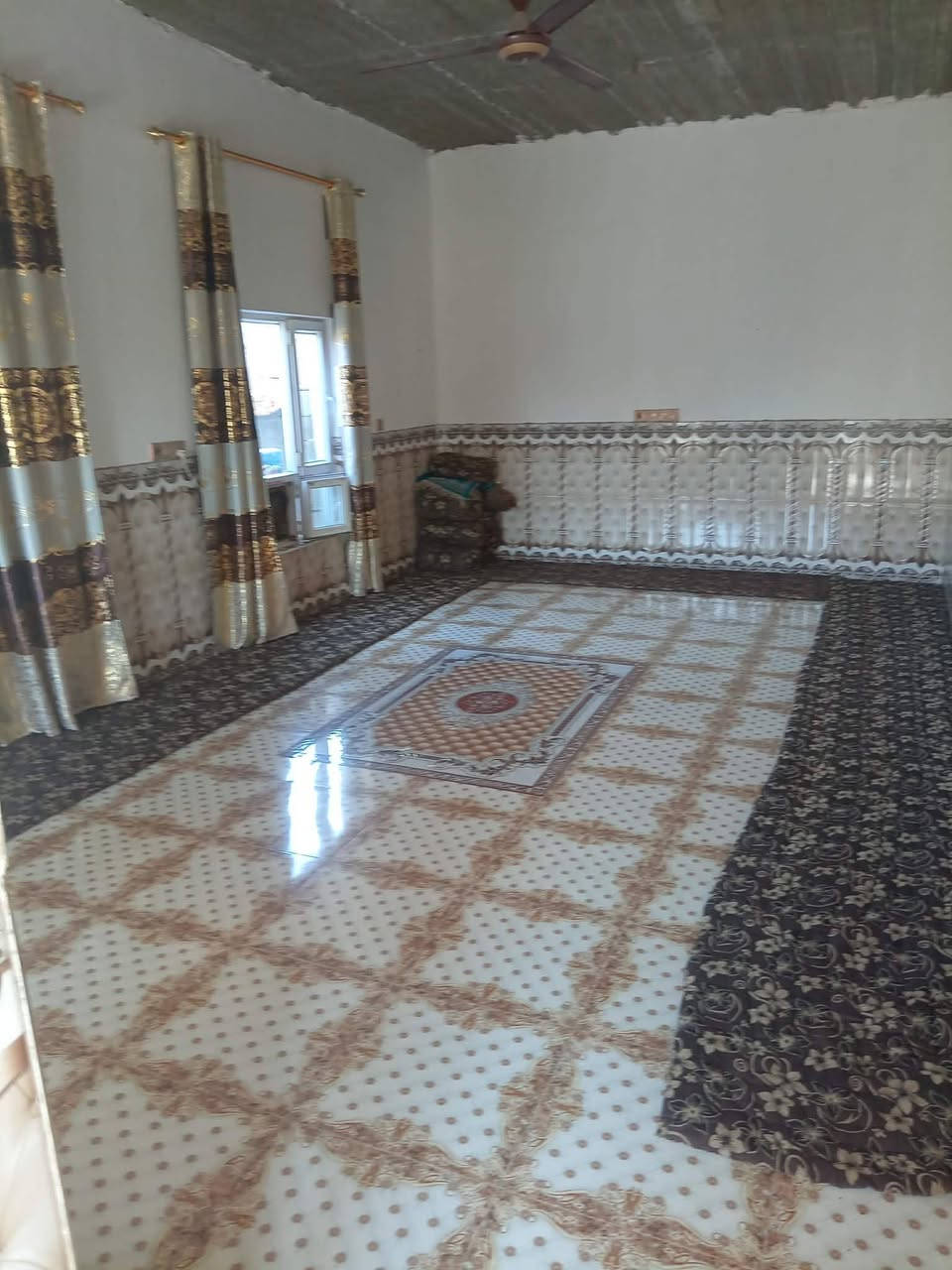 سلام عليكم  بيت للبيع مكاني صلاح الدين  رقم الهاتف للاستفسار***********
