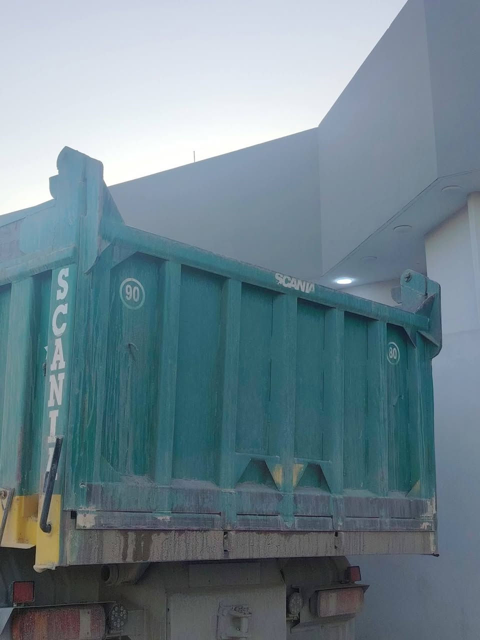 سلام عليكم بودي سكانيا جديد ارضيه مابيه تدريج الباب الوره فصال حجم 4ونص الاستفسار على هذا الرقم ***********
